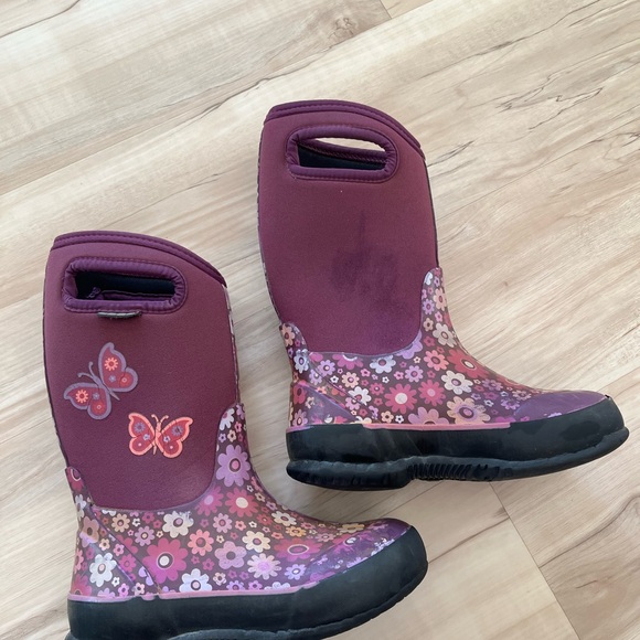 Bogs Classic Daisy Love Me Pink Floral Butterfly Kids Boots | Youth 1 - Picture 4 of 8